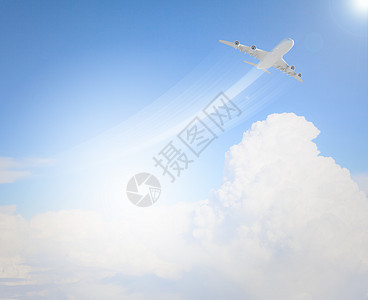 飞机天空中的形象晴朗的天空中飞行的飞机的图像,背景太阳图片