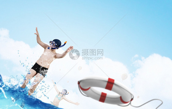 伟大的暑假学龄儿童戴着潜水具水里跳跃图片