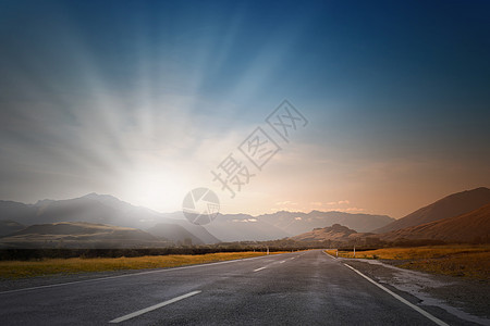 日出路上风景如画的景观道路上方的日出图片