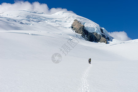 新西兰人们走新西兰山脉的雪地里图片