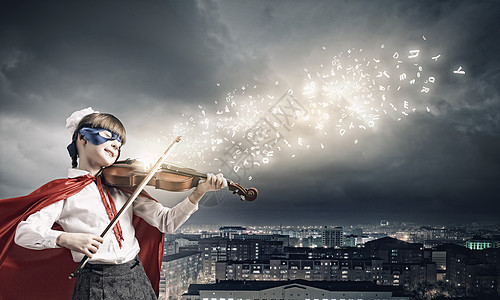超灵巧的小提琴演奏可爱的学校女孩穿着超级英雄服装拉小提琴图片