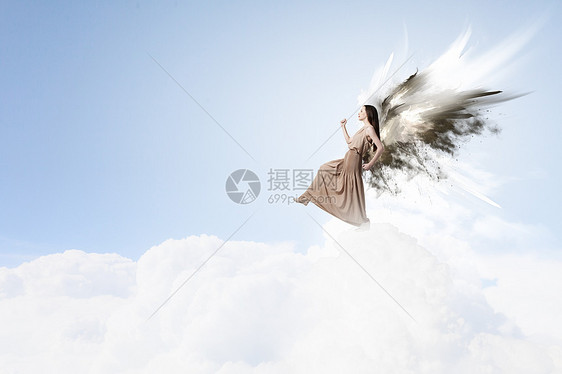 天女孩飞得很高天翅膀的迷人女人天空的背景上图片