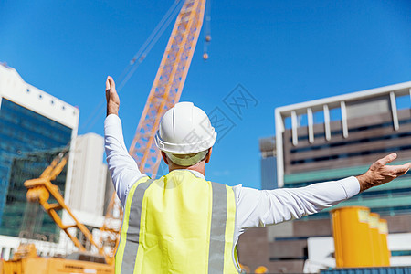 建筑工地的工程师建设者建筑工程师施工场景穿着安全背心背景图片