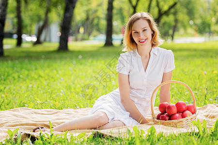 带苹果的女孩夏天公园里带着苹果的轻漂亮女人图片