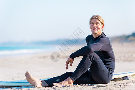 个轻的冲浪者海滩上冲浪梦想下个大浪高清图片