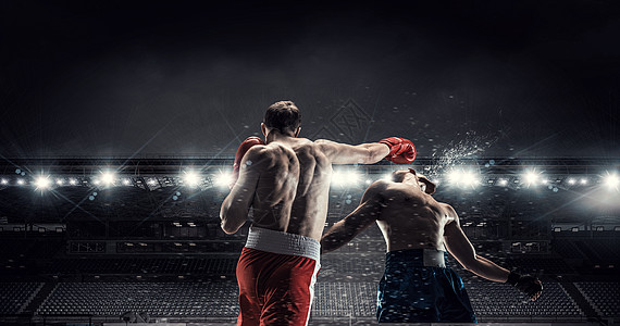 盒子专业匹配两名专业拳击手正竞技场全景视图上战斗图片