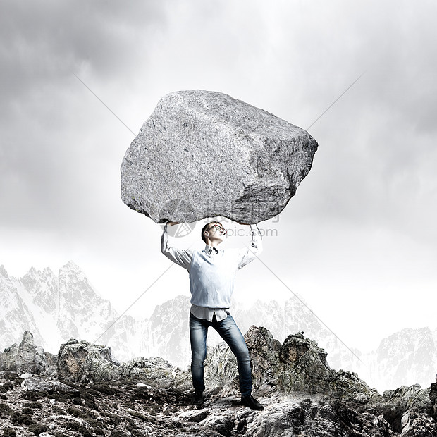 搬石头的家伙轻强壮的男人头顶着巨大的石头