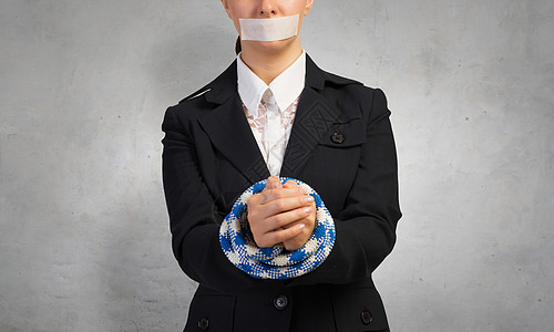 胶粘剂注释放无罪的被告轻的女商人,嘴上戴着胶带,双手疲惫背景