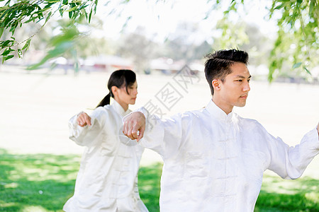 人们公园练泰拳人们夏天公园练泰拳图片