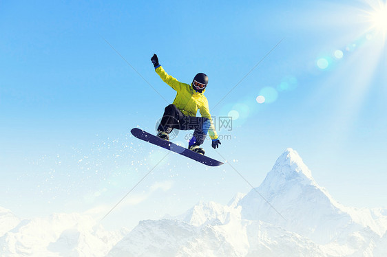滑雪板跳跃滑雪板上的人天空中跳跃暑假图片