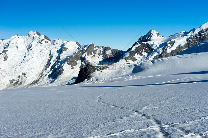 山峰山景雪,蓝天清澈图片