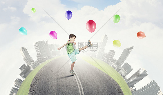 粗心快乐的孩子小可爱的男孩快乐地玩着五颜六色的气球图片