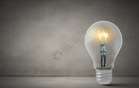 人抱着发光的想法灯泡里创造力的人图片