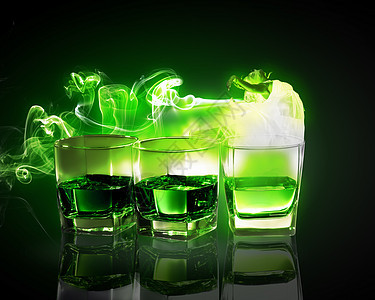 三杯绿色的苦艾酒三杯带仙女的绿色苦艾酒图片