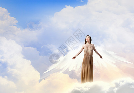 天女孩飞得很高天翅膀的迷人女人天空的背景上图片