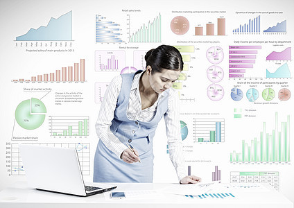 编写平均报告桌子上工作的女商人笔记本电脑背景信息图片