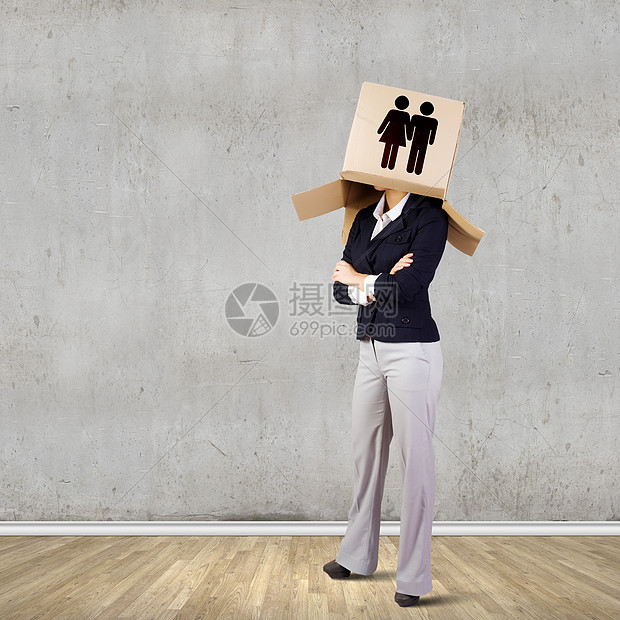 带盒子的女人自信的女商人头上戴着纸箱