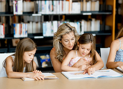 小女孩他们的母亲图书馆看书们喜欢读书图片