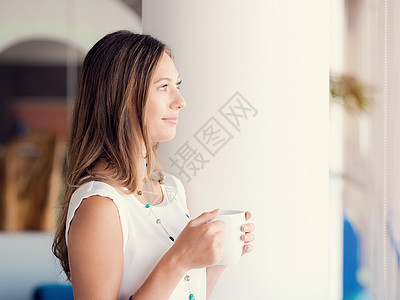个轻的女人办公室喝咖啡图片