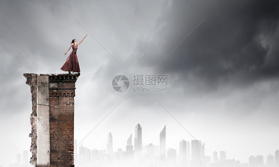 盲人女人轻的女人穿着衣服,眼睛蒙眼睛上,站山边图片