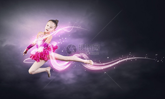 小体操运动员可爱的女孩体操运动员穿着表演服装跳得很高图片