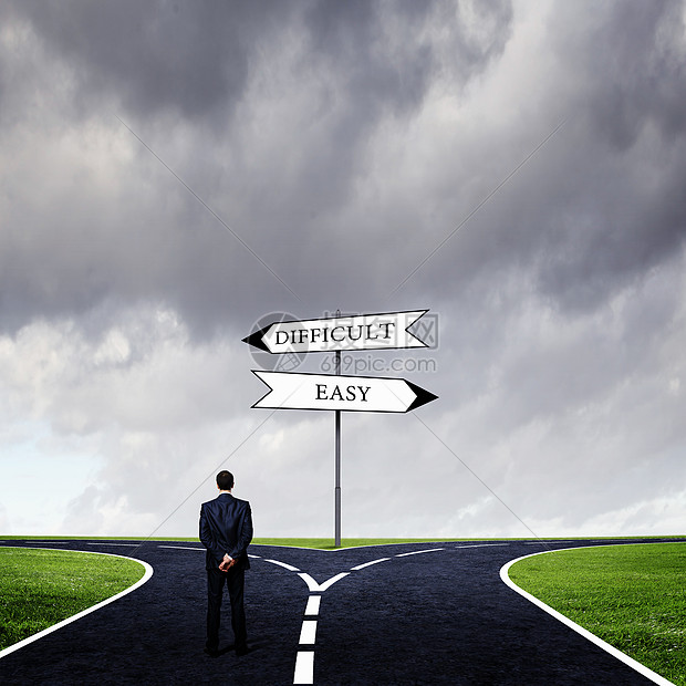 十字路口的商人站十字路口的商人的背影选择