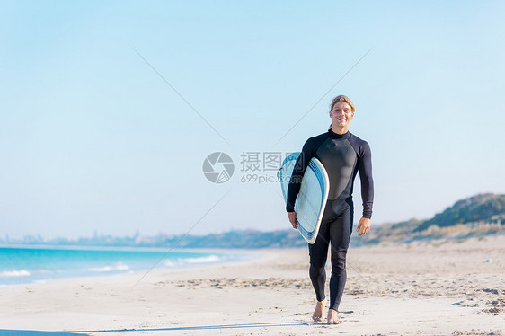 个轻的冲浪者海滩上冲浪准备好打浪了图片