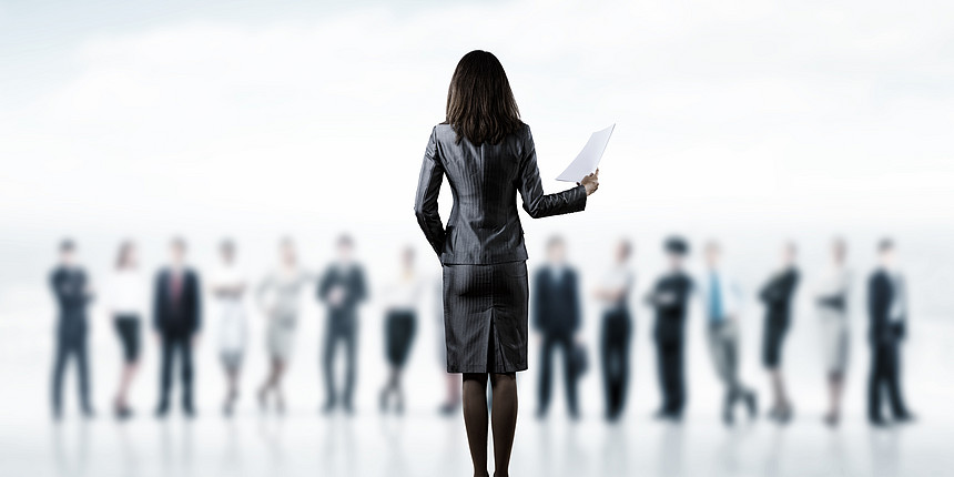 女秘书女商人手里着文件的背影