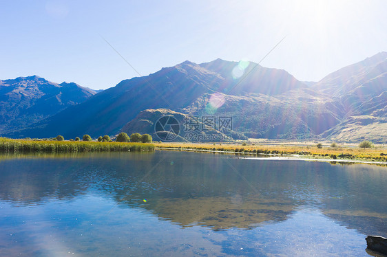 风景如画新西兰阿尔卑斯山湖泊的自然景观图片