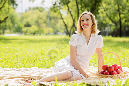 带苹果的女孩夏天公园里带着苹果的轻漂亮女人图片