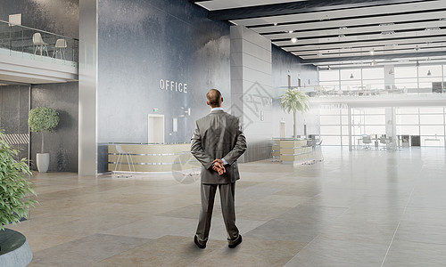 办公室商人思想的商人站空荡荡的办公室里图片