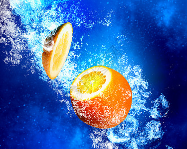 水中多汁的橘子橙色水果清澈的蓝色水中飞溅图片