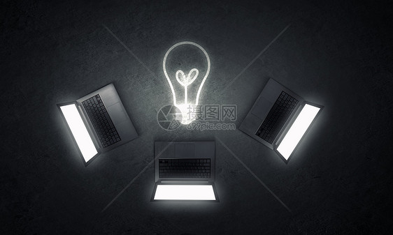技术理念三台打开的笔记本电脑灯泡图片