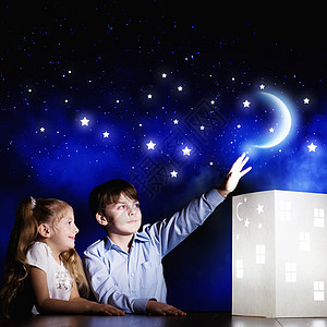 晚上梦可爱的小男孩女孩看着房子的模型图片