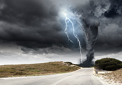 自然灾害强大的龙卷风闪电上方的乡村道路图片