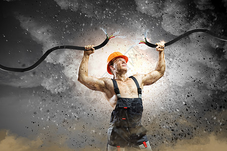 能源穿着统撕裂电力电缆的强壮男人用手高清图片