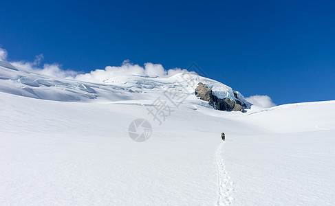 新西兰人们走新西兰山脉的雪地里图片