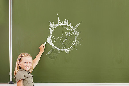 可爱的学龄女孩黑板上用粉笔写字学校上课图片