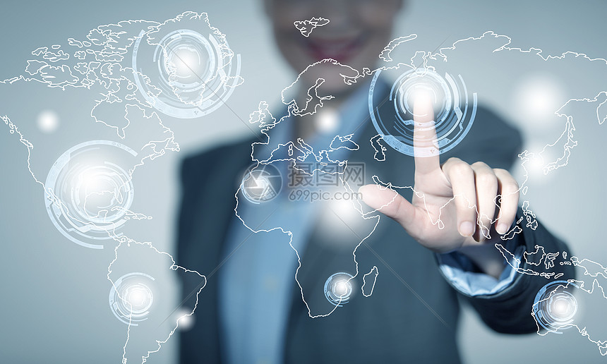 全球互动特写女商人用手指触摸媒体屏幕