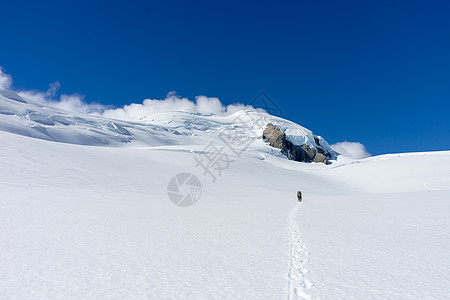 新西兰人们走新西兰山脉的雪地里图片