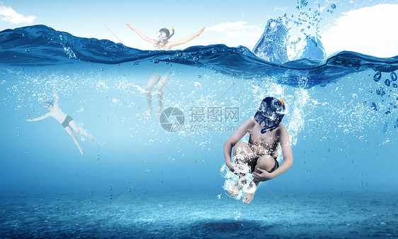 伟大的暑假学龄儿童戴着潜水具水里跳跃图片