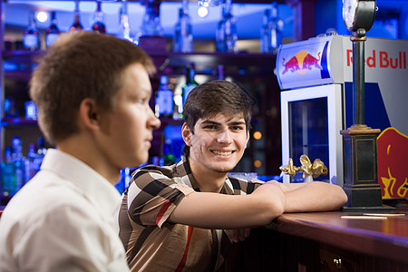 公子向北走体育酒吧两个轻人坐酒吧里聊天背景