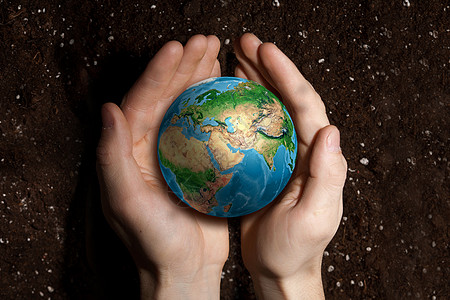带着们星球的爱关怀人的手握手掌中,地球棕榈这幅图像的元素由美国宇航局提供背景图片