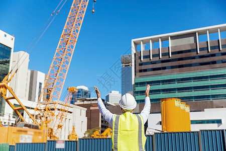 建筑工地的工程师建设者建筑工程师施工场景穿着安全背心图片