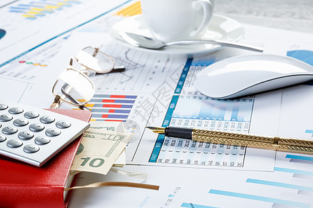 表格上的财务图表财务图表办公室桌子上的钢笔图片