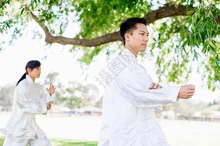 人们公园练泰拳人们夏天公园练泰拳图片