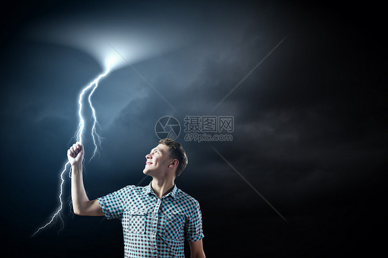 让它下雨吧轻人触摸天空中闪电的插图图片