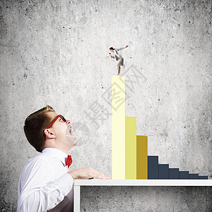 管理背影竞争商人尖叫着站顶部的女商人背景