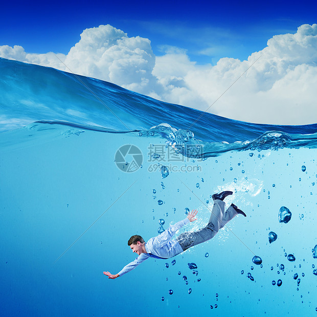女商人水下穿着西装的轻商人水晶蓝色的水里游泳图片