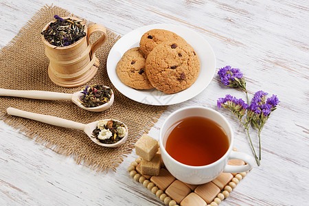 草药茶饼干木桌上各种草药茶图片